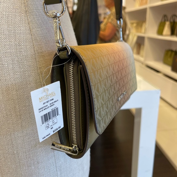 MICHAEL KORS Jet Set Large Ombré Signature Logo Crossbody Bag
Olive Multi
NWT - Picture 5 of 16